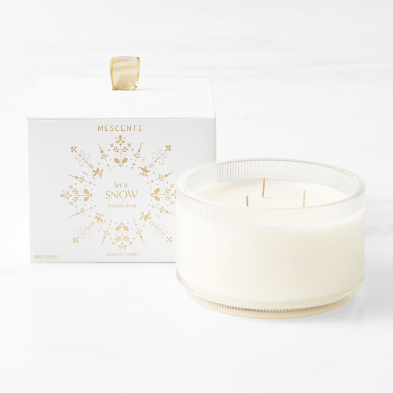 La soja perfumada claridad orgánica hecha en casa del logotipo por encargo de M&Scent mira al trasluz la etiqueta privada en el tarro de cristal