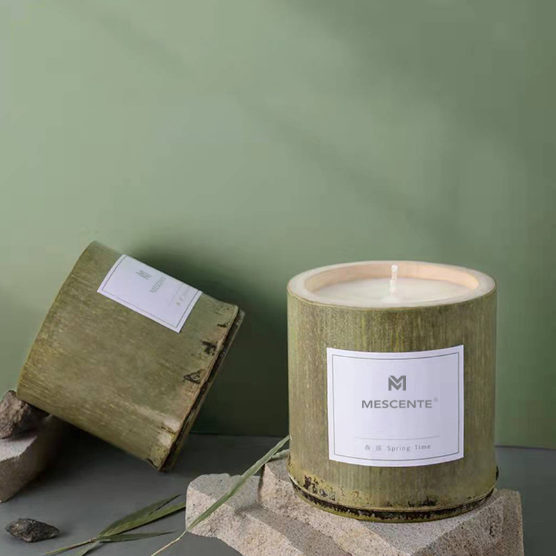El candelero de madera de lujo de M&Scent mira al trasluz la etiqueta privada perfumada con la caja