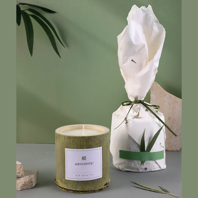 El candelero de madera de lujo de M&Scent mira al trasluz la etiqueta privada perfumada con la caja