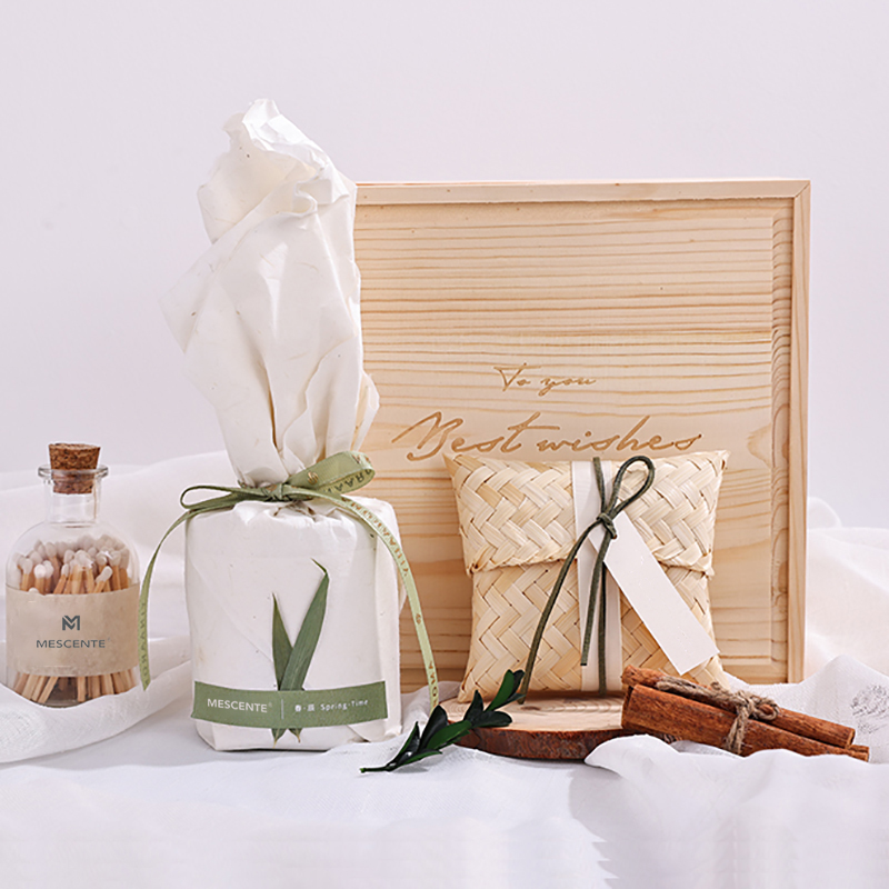 El candelero de madera de lujo de M&Scent mira al trasluz la etiqueta privada perfumada con la caja