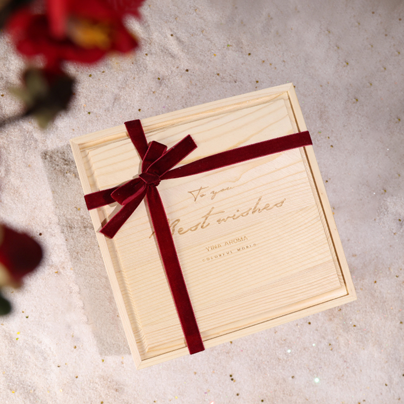 El candelero de madera de lujo de M&Scent mira al trasluz la etiqueta privada perfumada con la caja