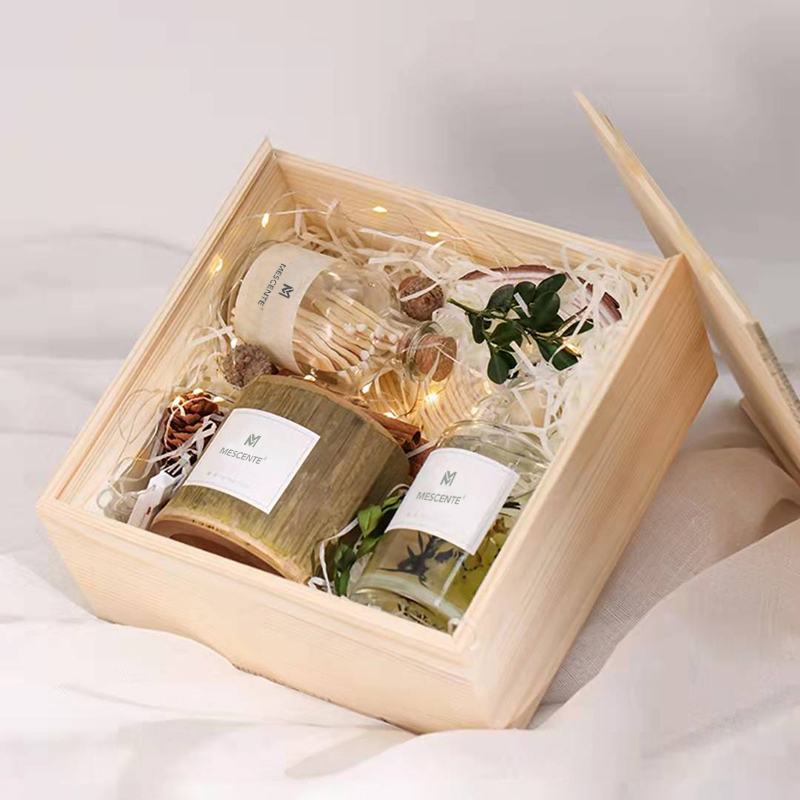 El candelero de madera de lujo de M&Scent mira al trasluz la etiqueta privada perfumada con la caja