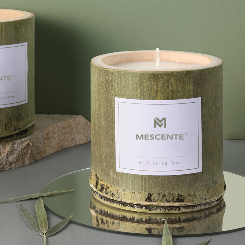 El candelero de madera de lujo de M&Scent mira al trasluz la etiqueta privada perfumada con la caja