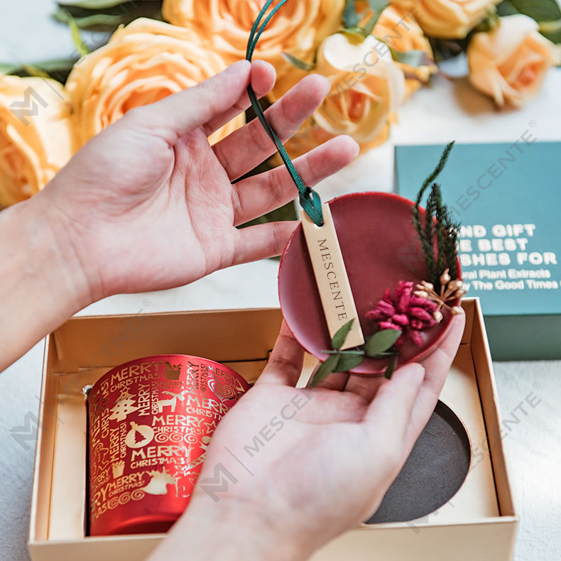 Regalo de vela perfumada con copa Starry Sky sin humo para fragancias navideñas de M&Scent con mano