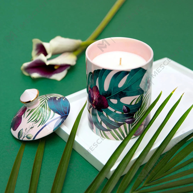 Vela de tambor botánica urbana a color con diseño especial de M&Scent y caja plegable