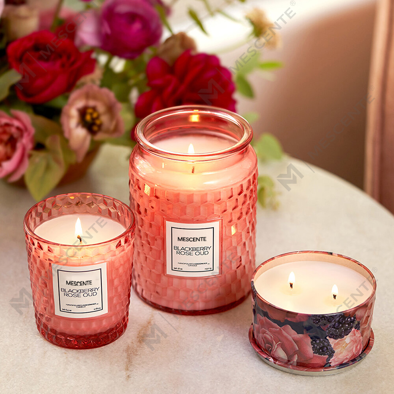 Vela con icono de oud de rosa mora con decoración navideña personalizada de M&Scent